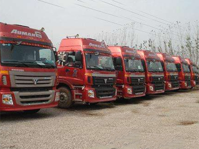 尋找大型機械運輸公司_專業(yè)機械設(shè)備運輸車